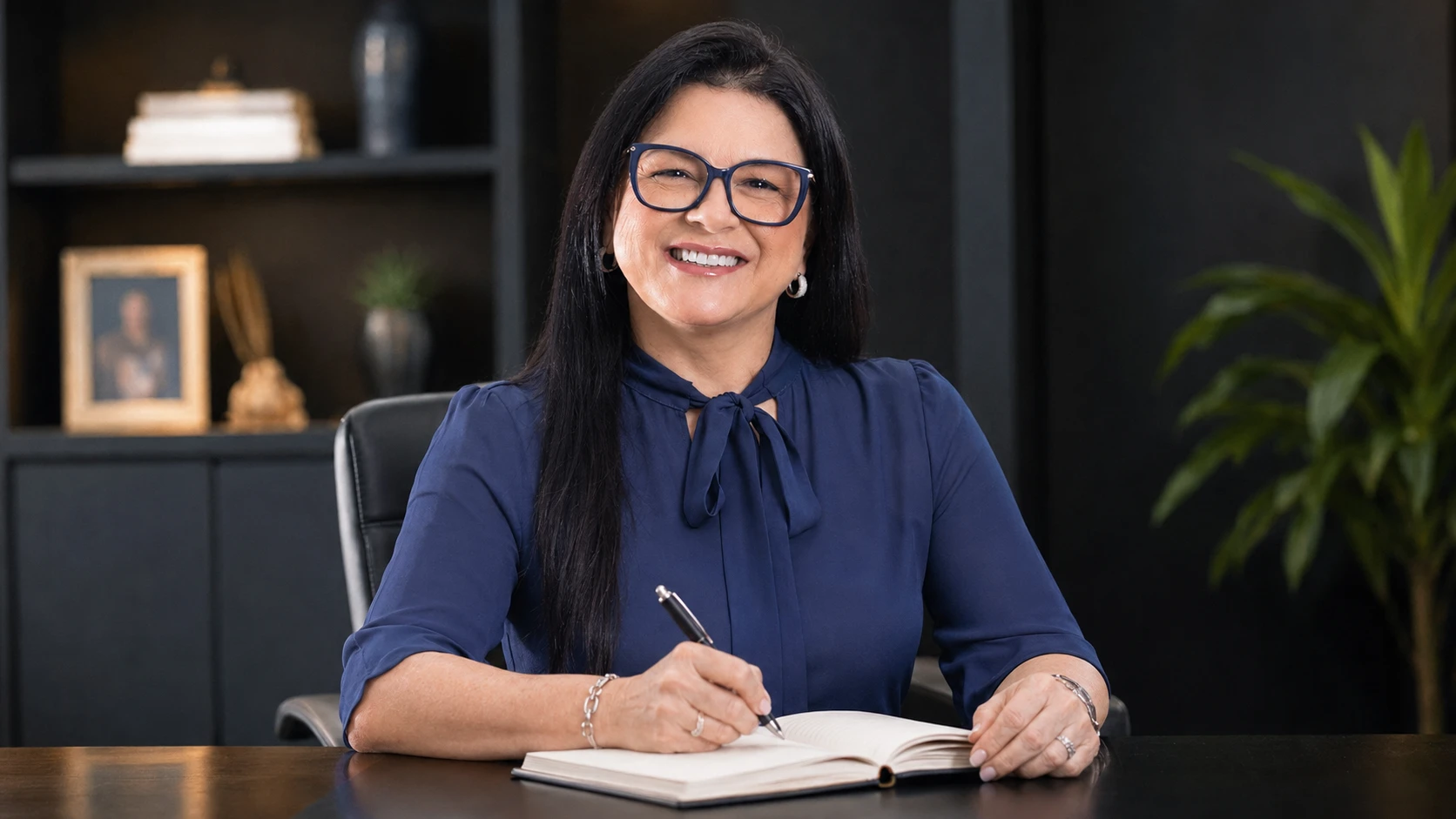 Marju Azambuja em seu gabinete